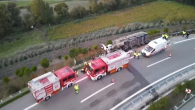 Bursa-Balıkesir otoyolunda ağaç kabuğu yüklü tırın devrildiği kazada 2 kişi