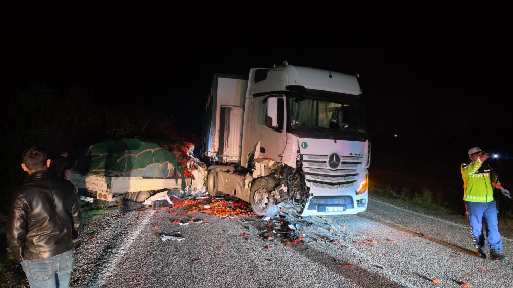 Tır ile kamyonet çarpıştı: 2 ağır yaralı Bursa’nın İnegöl ilçesinde sollama yapan domates yüklü kamyonet, karşı yönden