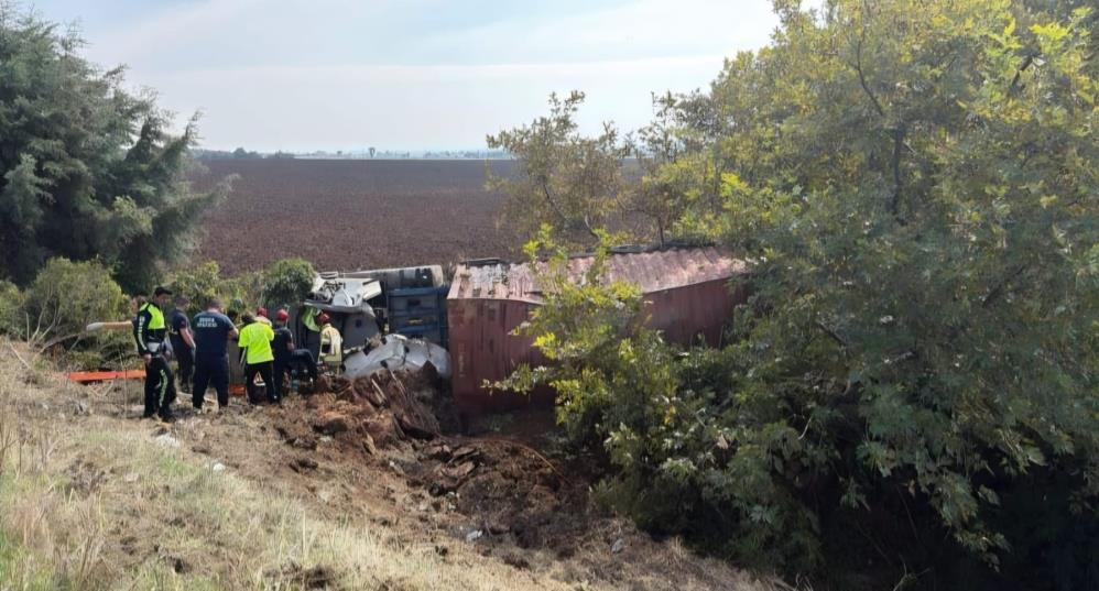 Bursa’da tır tarlaya uçtu: 1 yaralı Bursa'da kontrolden çıkarak tarlaya uçan tırın sürücüsü yaralandı.