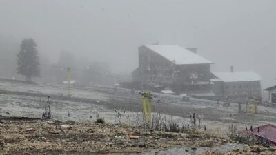 Türkiye'nin önemli kış turizm merkezlerinden Uludağ'da sezonun ilk kar yağışı