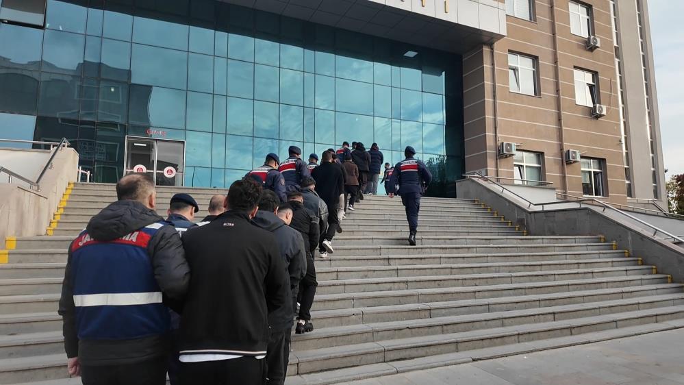 4 ilde 2,1 milyar TL’lik bahis trafiğine şafak operasyonu: 14 gözaltı 4 ilde yasa dışı bahis suçuna yönelik düzenlenen eş zamanlı