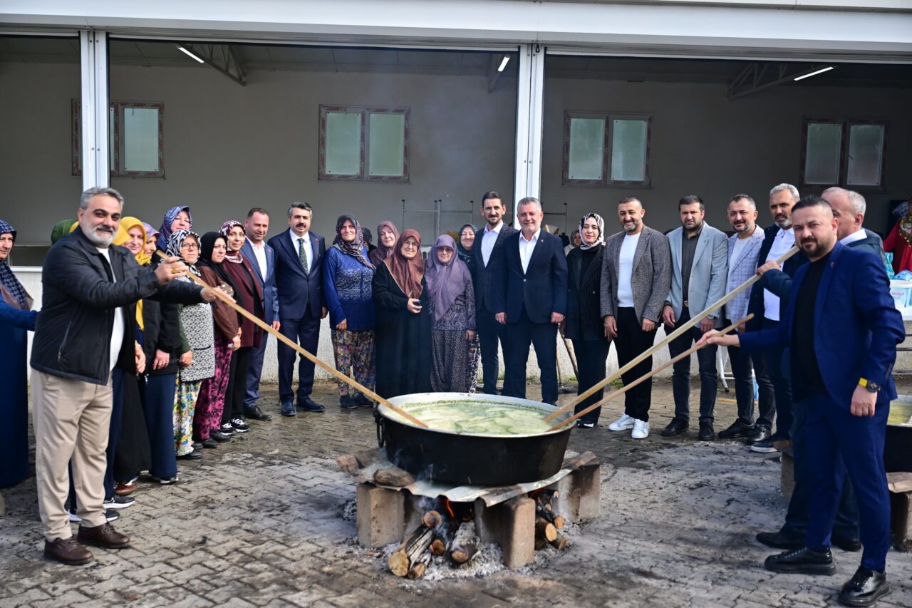 Bursa’nın Hamamlıkızık Mahallesi’nde kestane hasadı döneminde düzenlenen Nebi Dede Çorbası